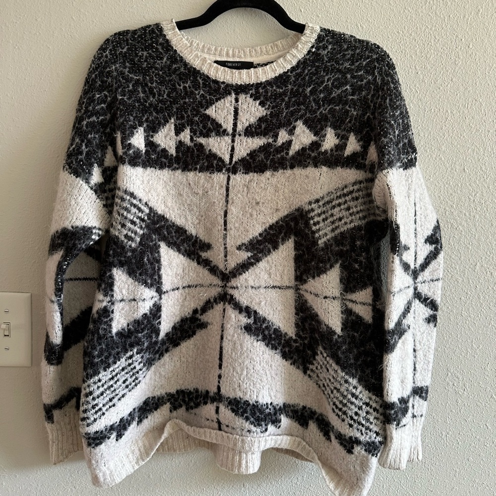 A3 - 175 Black and white fuzzy heavy weight patterned sweater size sm oversized